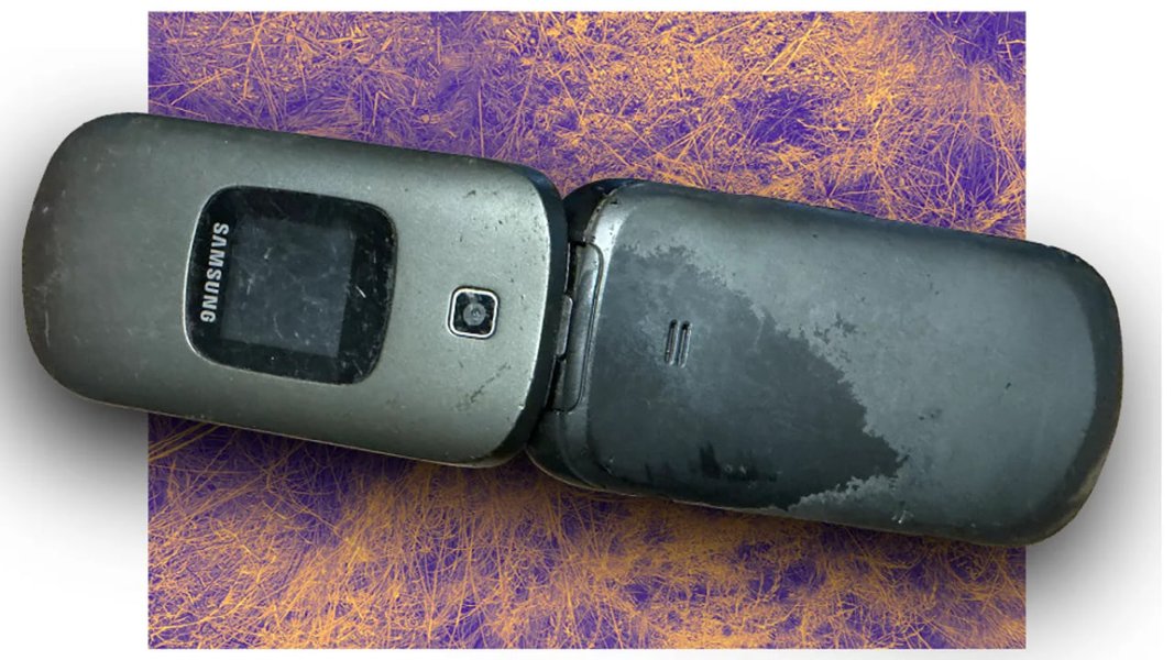 Телефон Samsung Gusto 2 Samsung Gusto 2, знайдений в пустелі